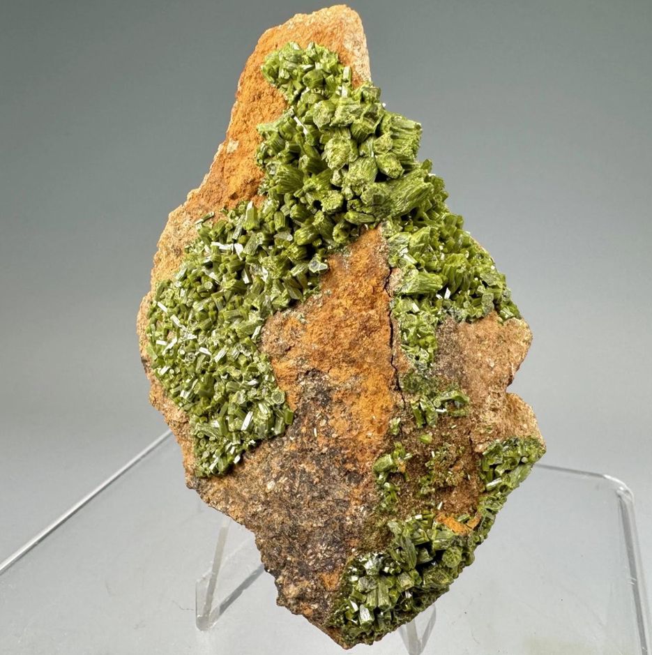 A rock with green crystals on it
AI-generated content may be incorrect.