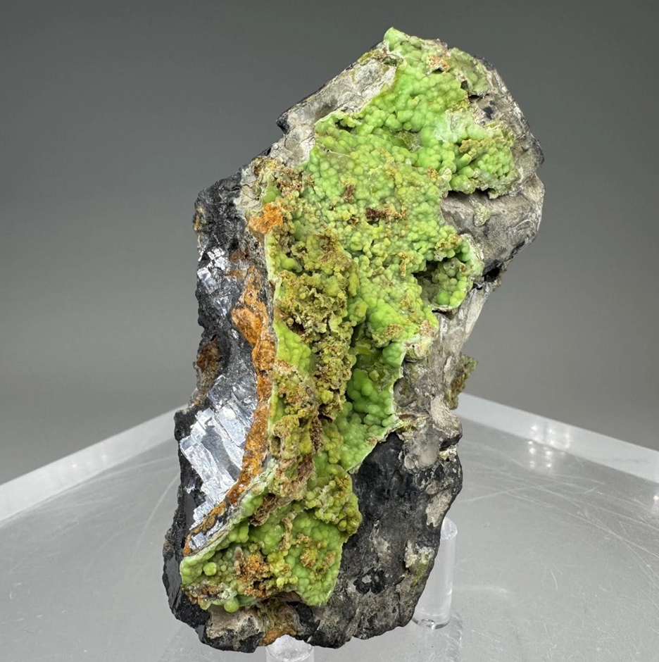 A rock with green crystals on it
AI-generated content may be incorrect.